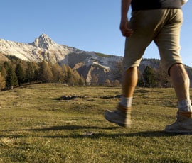 Escursionista su un sentiero in Alto Adige
