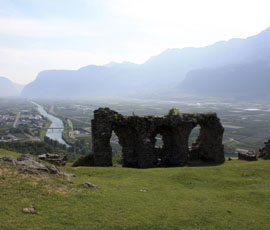 Die Ruine Castelfeder als nahes Ausflugsziel