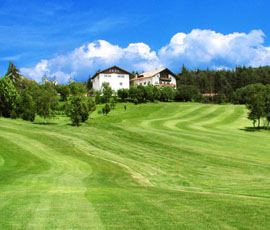 Herrliche Green des Golfplatzes Petersberg in Südtirol